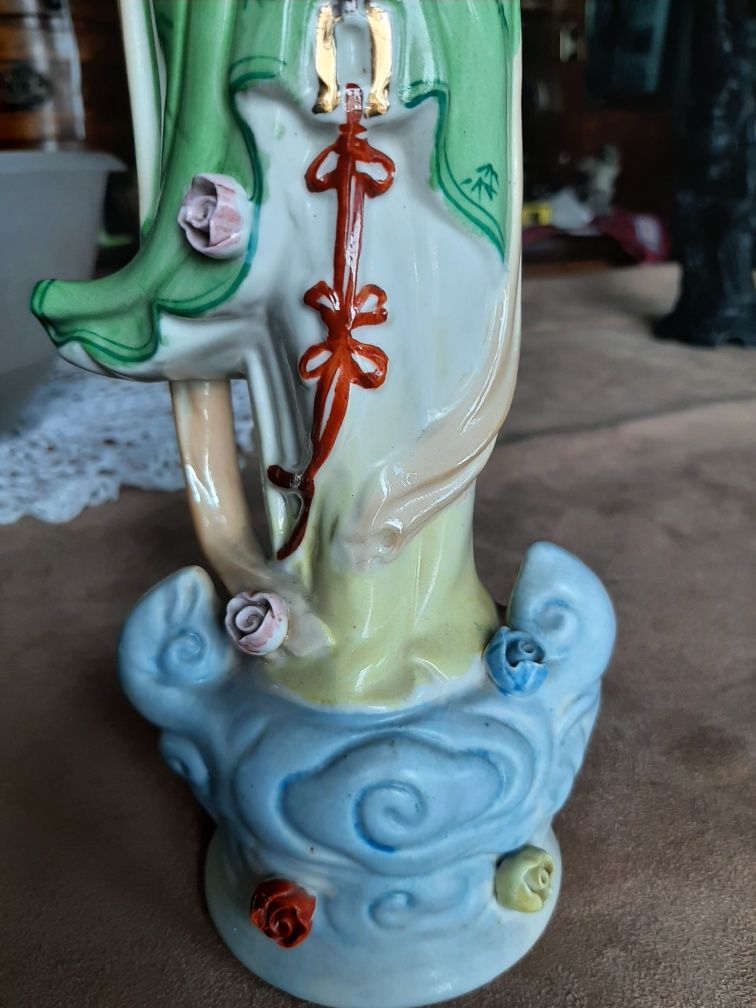 Chińska Porcelanowa figurka kobieta z kwiatami na chmurze
