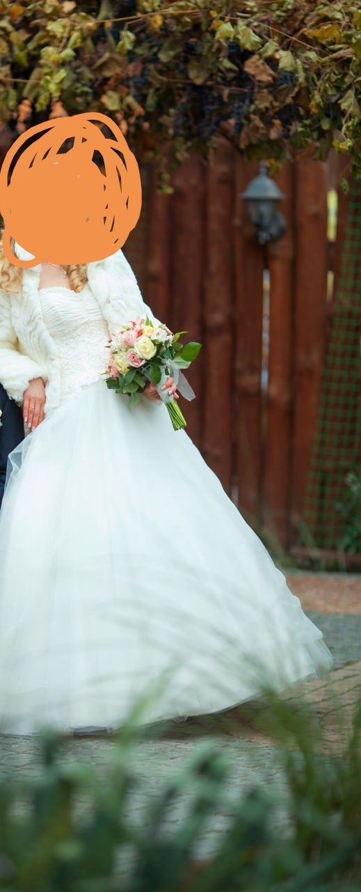 Весільна сукня з криноліном