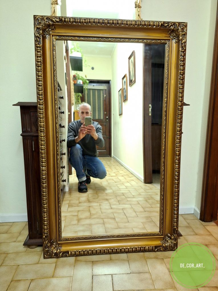 Espelho moldura em madeira dourada.