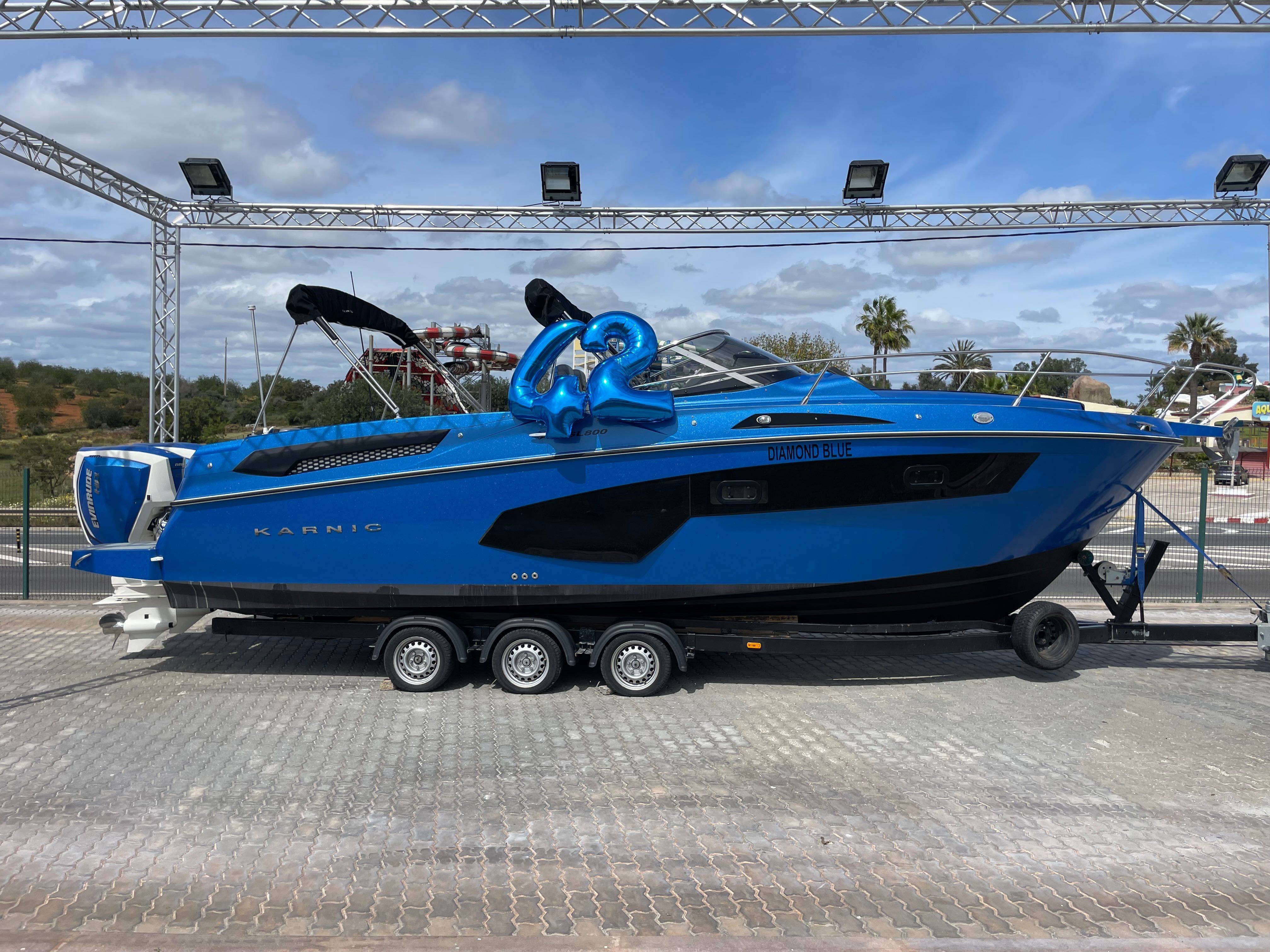Karnic SL 800 com dois motores Evinrude