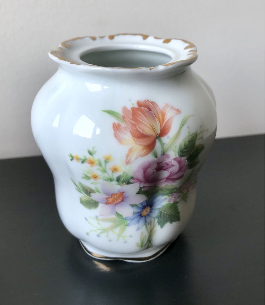 Pequena jarra de porcelana com ouro de lei