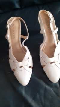 Sapatos  brancos de pele