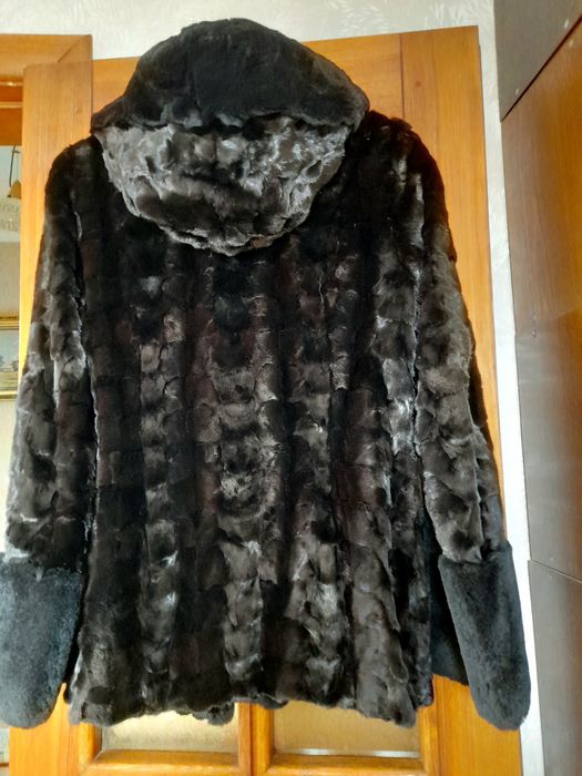 Полушубок меховый с капюшоном