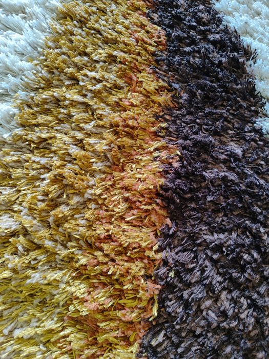 Vendo tapete de pelo médio com 1,90cm x 1,40cm . Limpo em lavandaria.