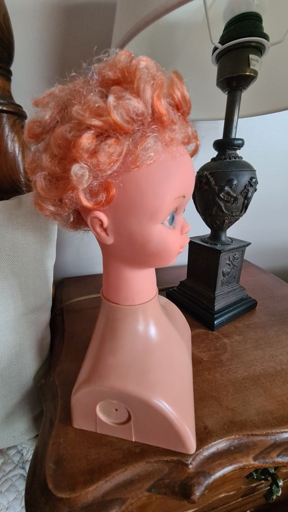 Brinquedo vintage. Busto de boneca com 3 cabeleiras