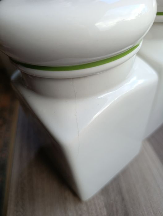 Dwa duże pojemniki ceramiczne