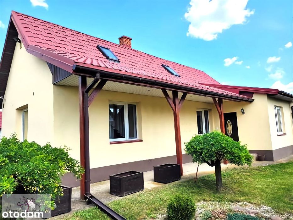 Piękny dom z wieloma zabudowaniami gospodarczymi