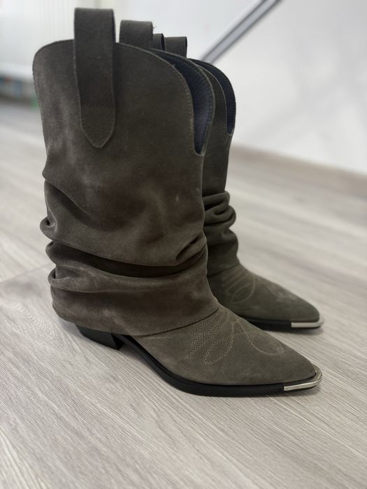 Козаки замшеві сірі , нові .