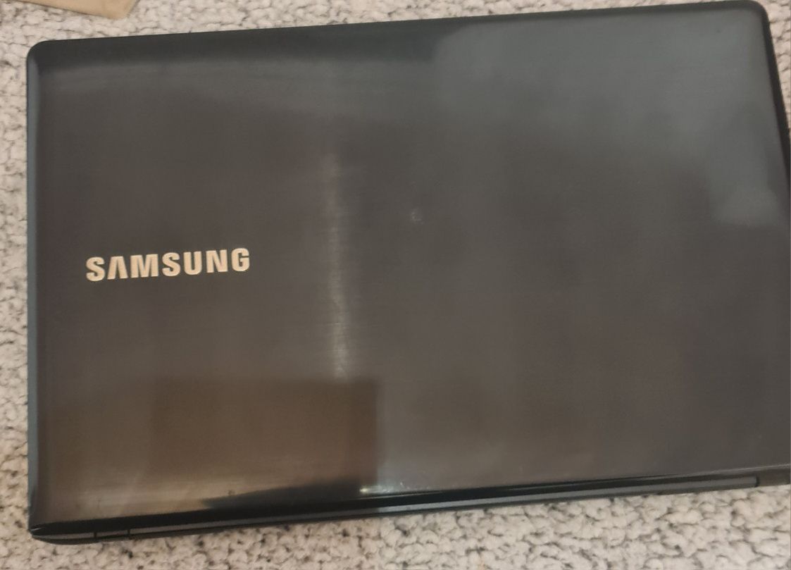 Laptop Samsung model NP270E5E