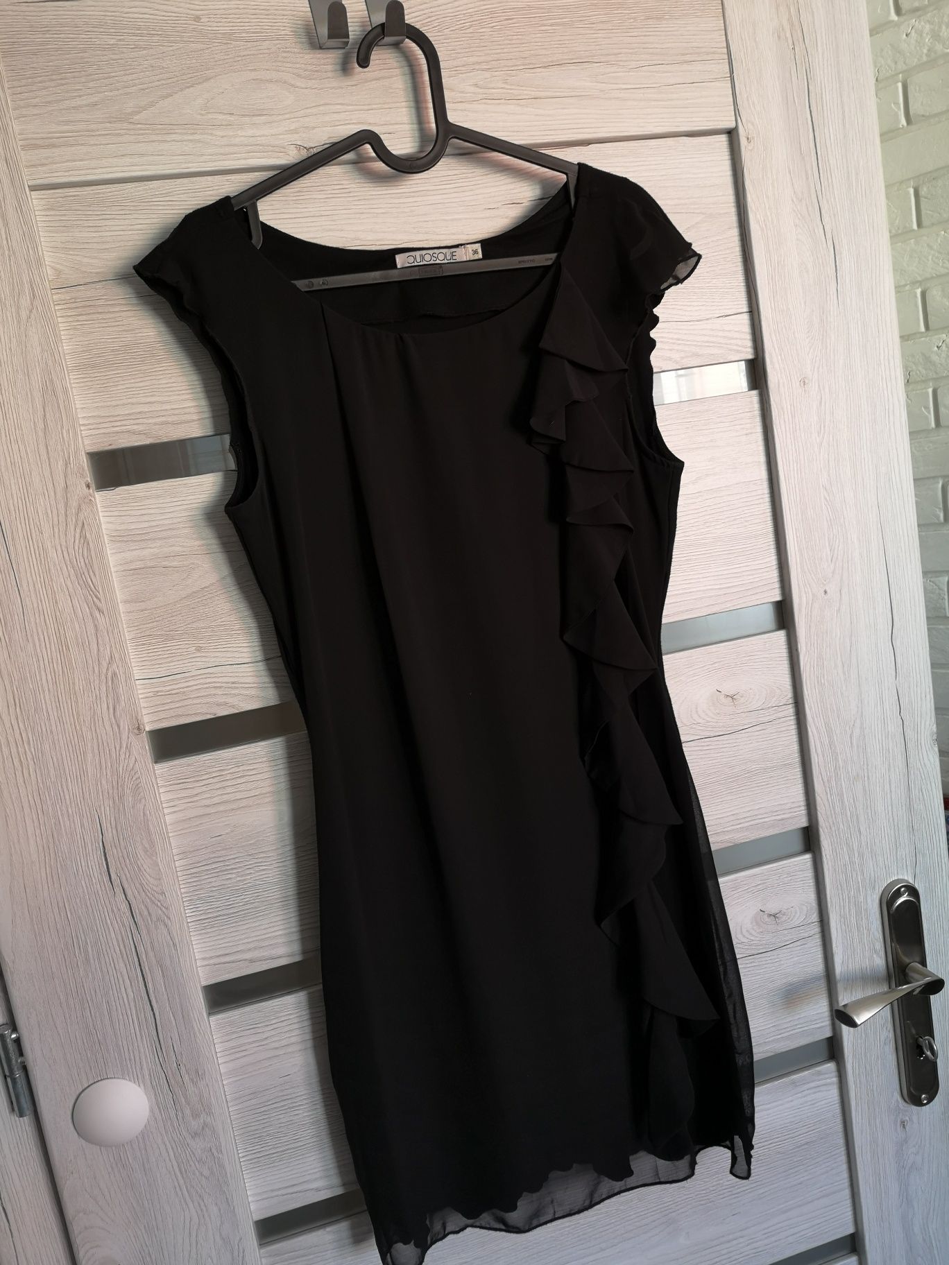 Quiosque mała czarna sukienka koktajlowa wesele sylwester