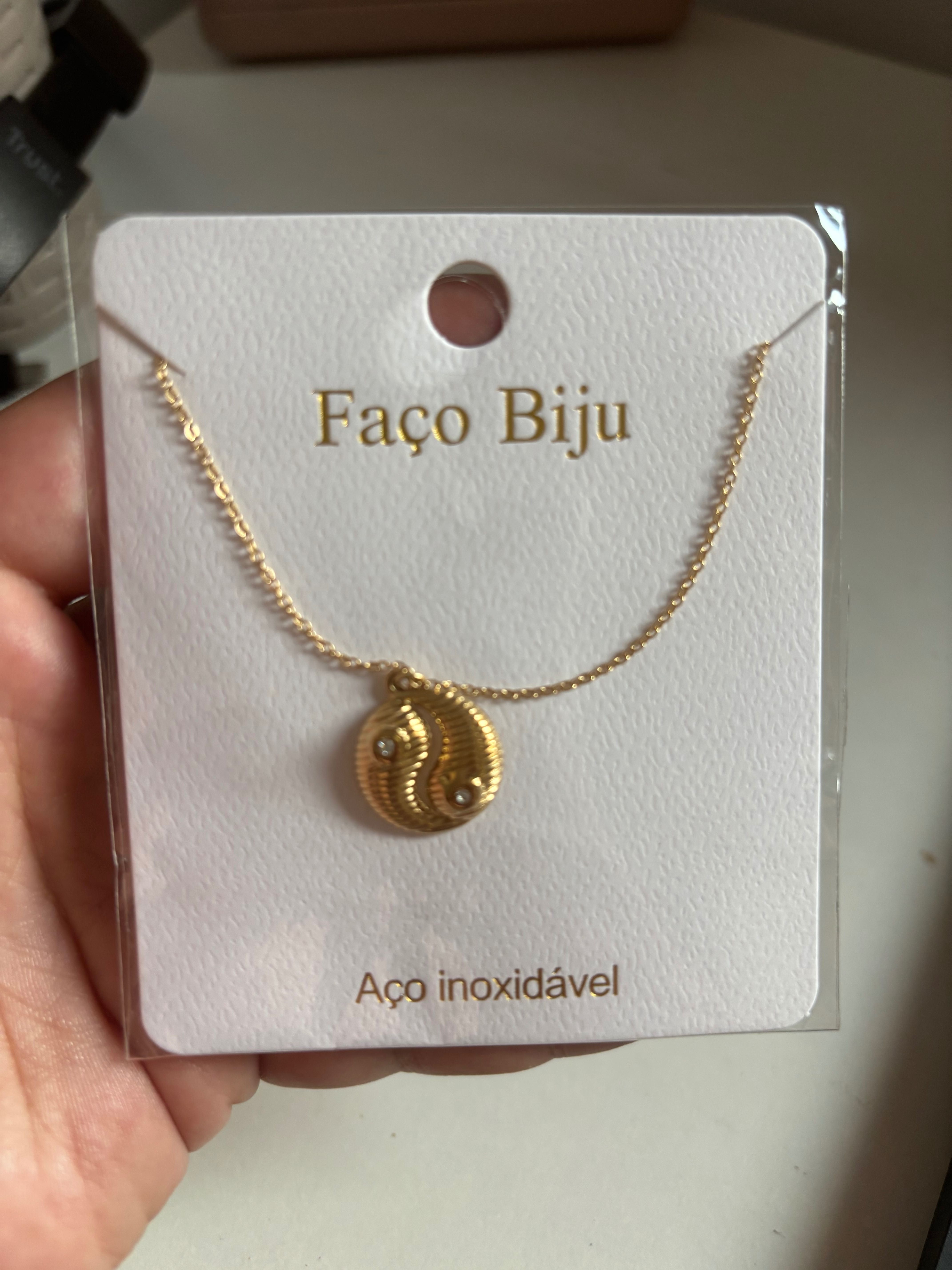 Colar dourado Yin-Yang com cristais