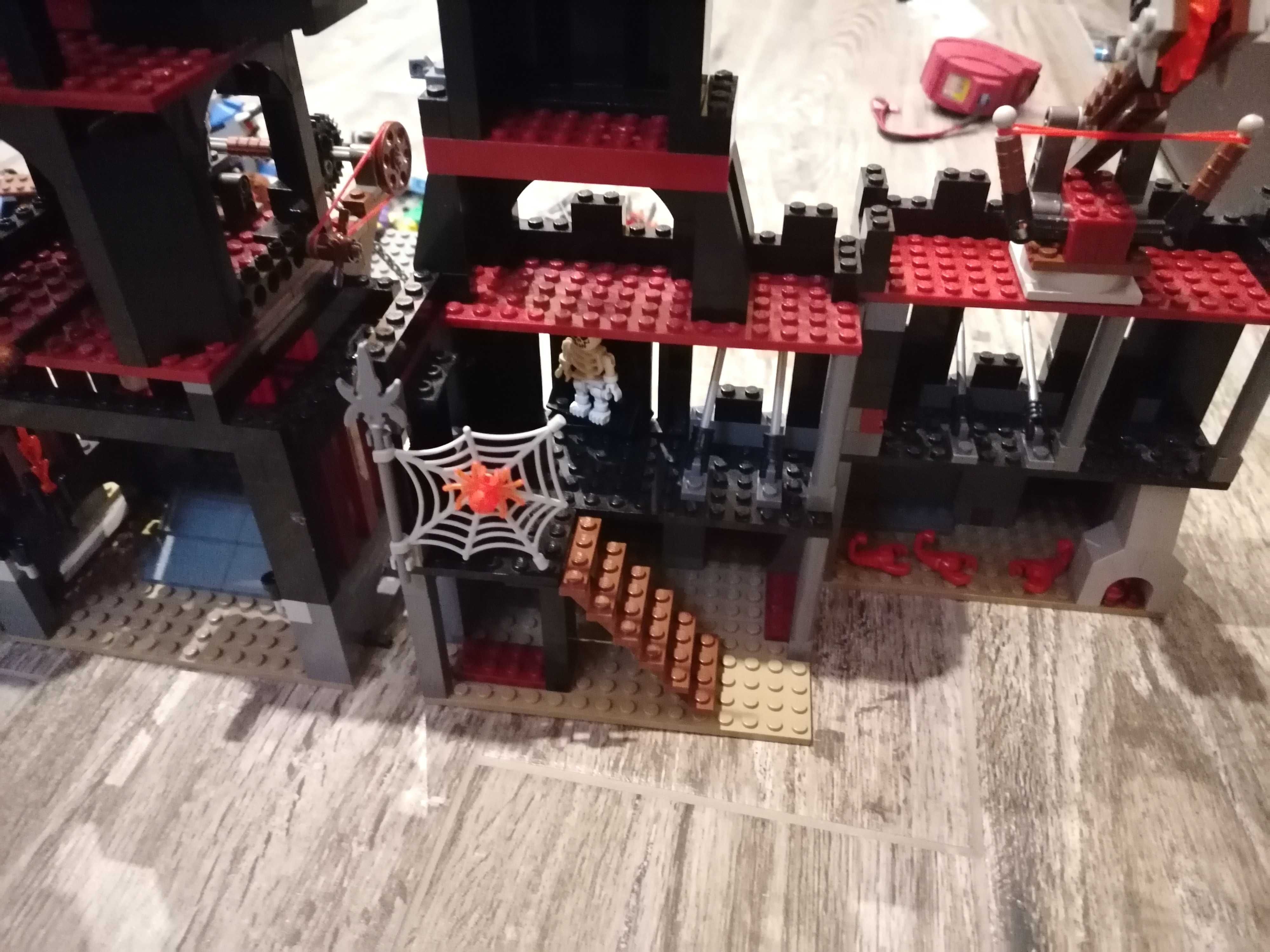 LEGO 8877 Knights' Kingdom - Mroczna forteca Vladka