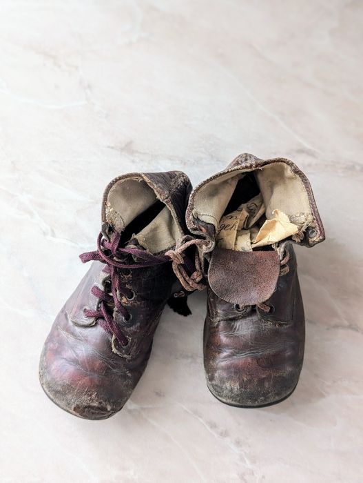 Przedwojenne buciki dziecięce z historią antyk