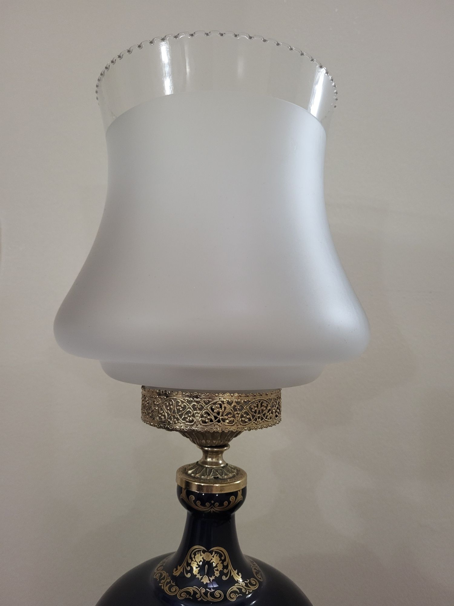 Candeeiro em Porcelana Limoge, com abajour vidro, em azul cobalto.