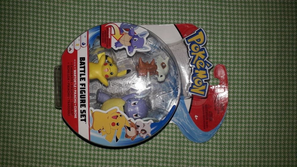 Caixa de bonecos pokemon selada