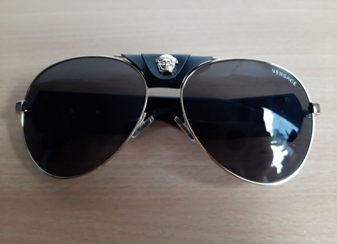 VERSACE okulary przeciwsłoneczne unisex czarne, element ekoskóry