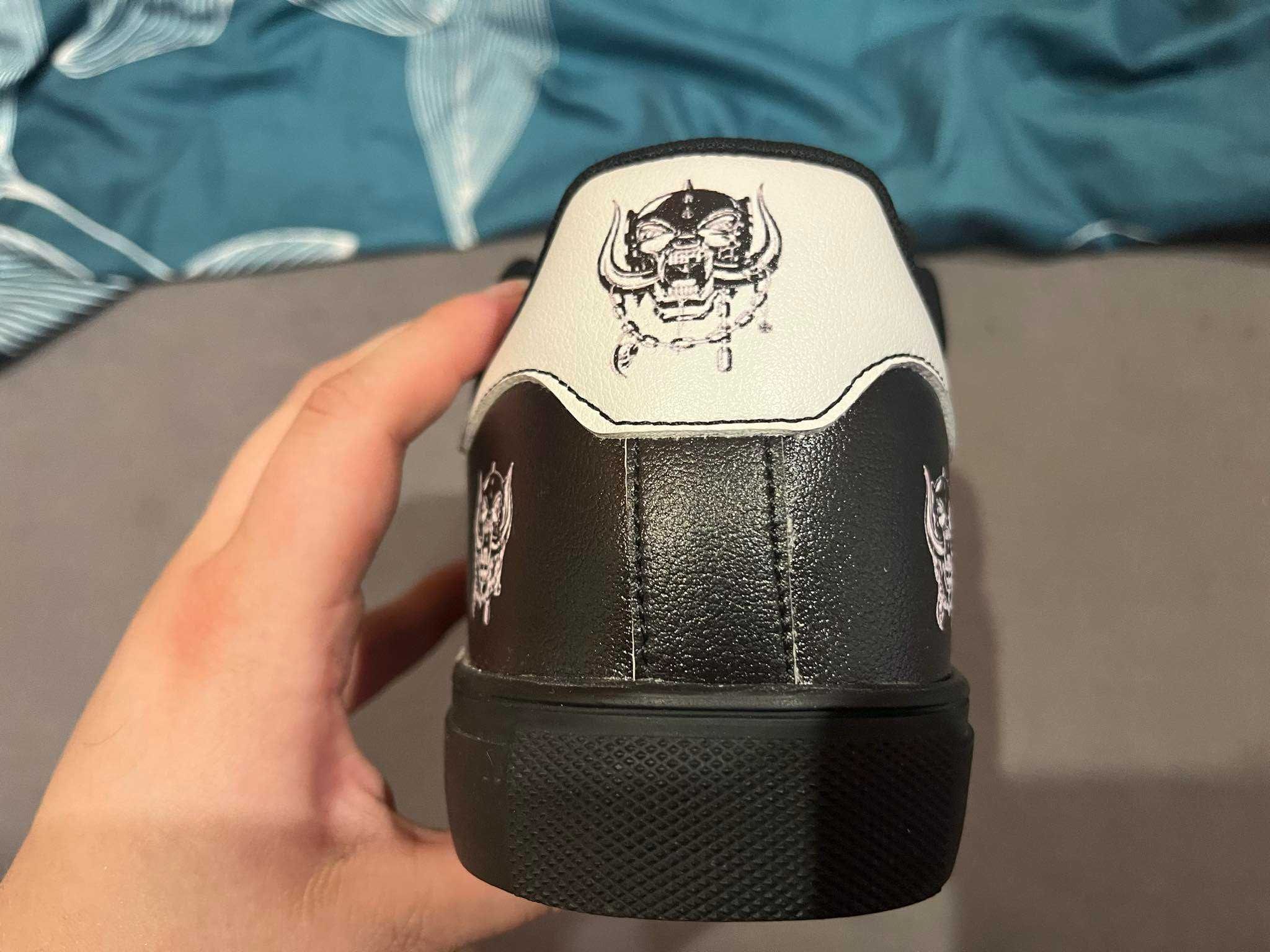 Adidas w hołdzie dla lemi motorhead (Pierwsza rocznica)