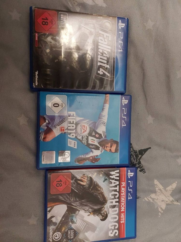 PS 4 + 2 контролера і 3 ігри