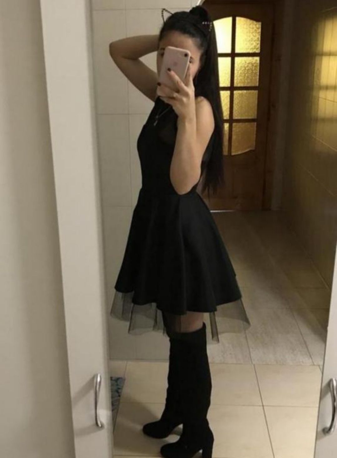 Чорне плаття з пишною юбкою