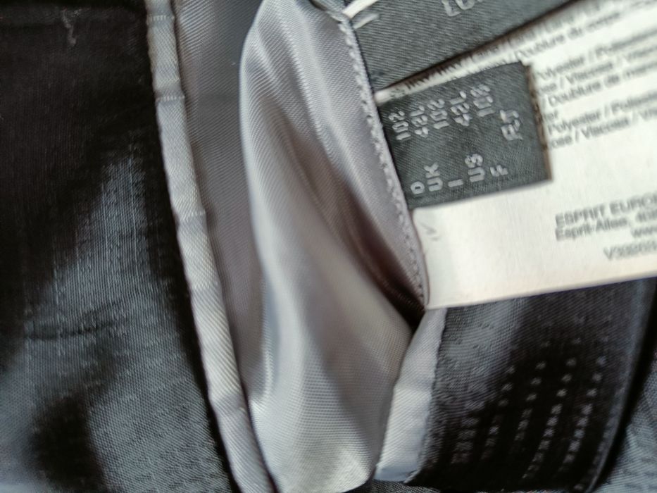 Męski  garnitur Esprit w rozmiarze M/L, czarny.