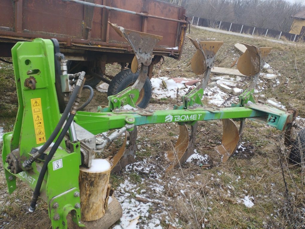 Плуг оборотний 3+1 Бомет
