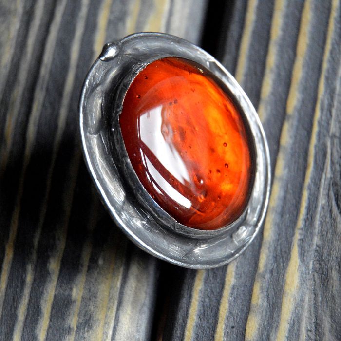 Okazały duży koniakowo pomarańczowy regulowany pierścionek witrażowy