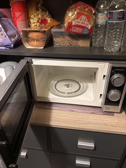 Microondas cinza e preto