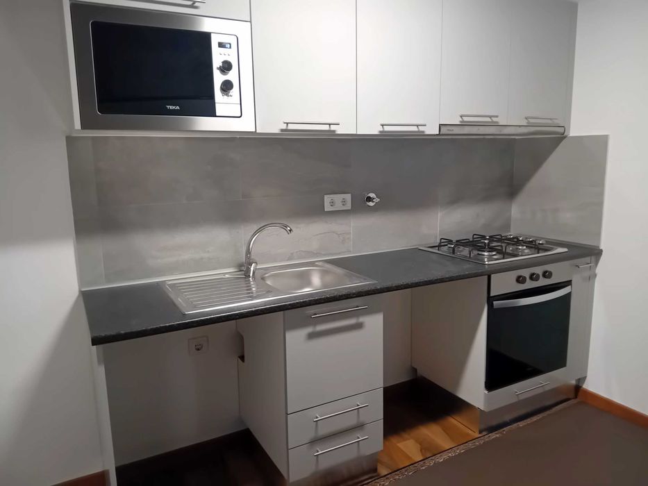 Aluga-se 1º andar T2