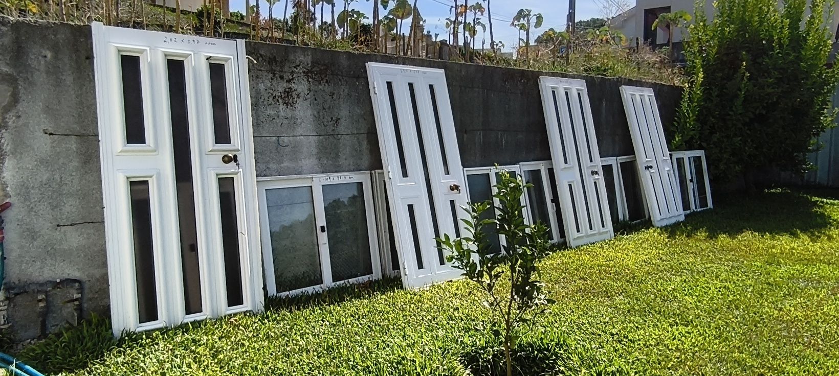Portas e janelas em alumínio branco