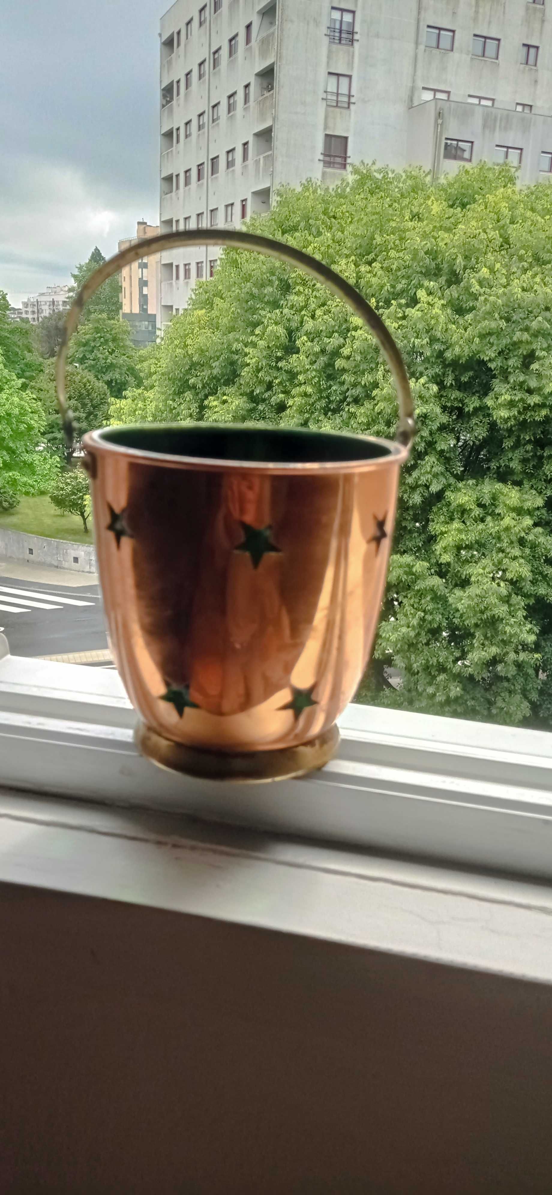 pote de decoração em cobre 100% com vidro verde marca copral