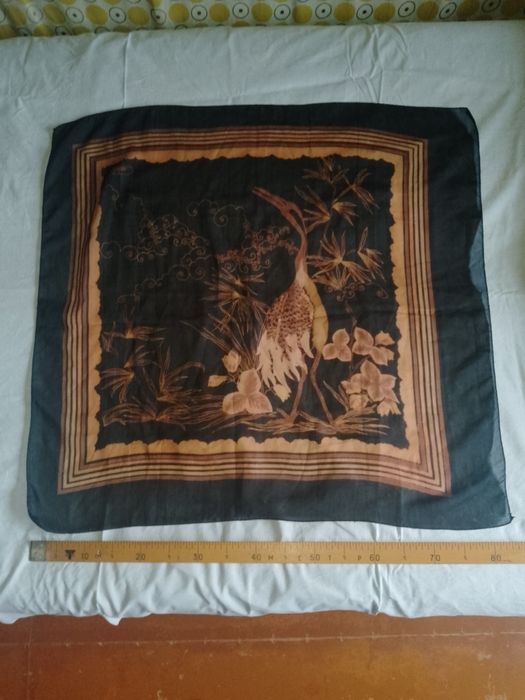 Продаються хустки.