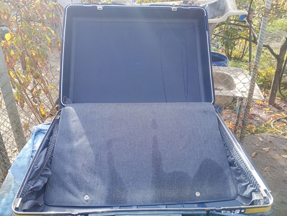 Пластиковий чемодан