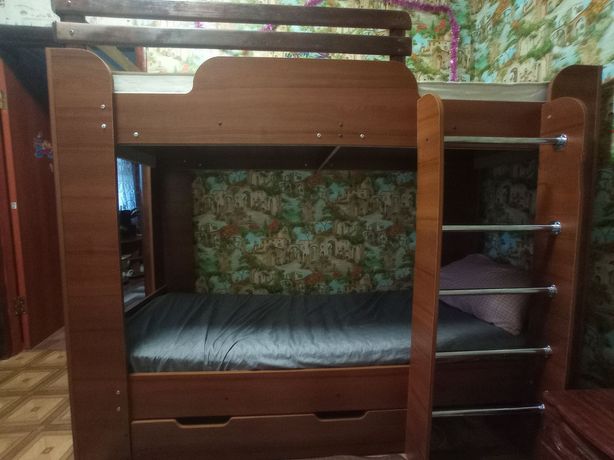 Дитяче двоярусне ліжко