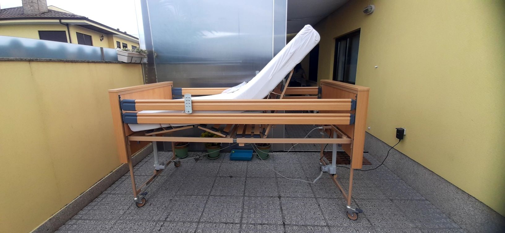 Cama articulada elétrica e elevatória hospitalar nova
