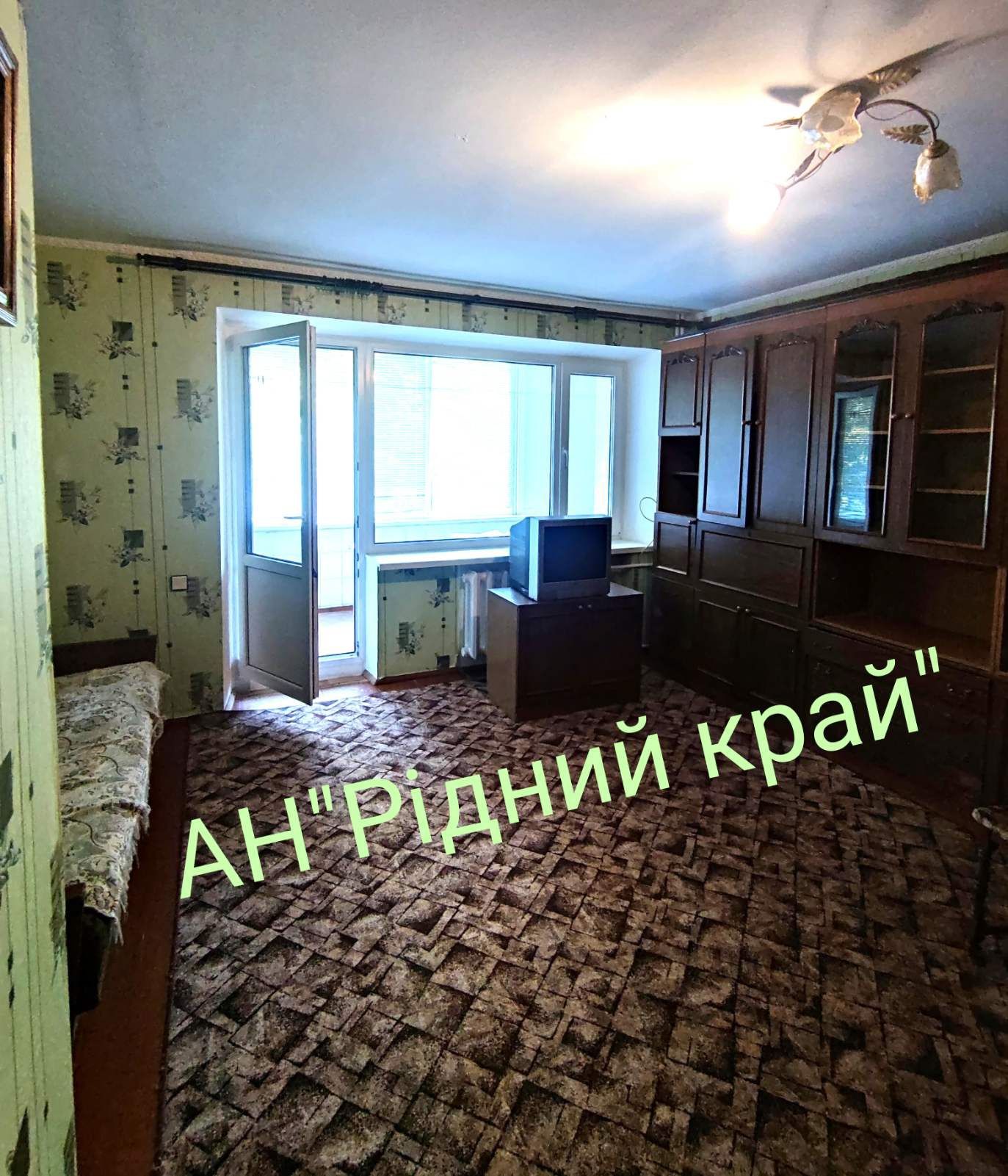 Здається простора 1а кв з 2я диванами.