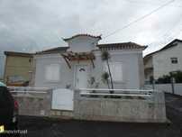 Moradia T3 com garagem e terraço.