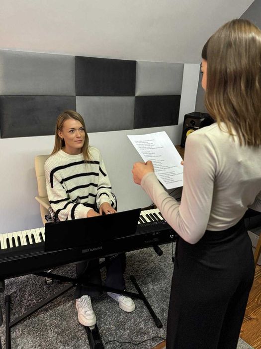 Nauka śpiewu, gra na pianinie, produkcja muzyki