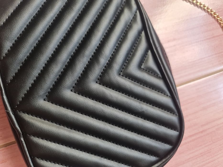 Czarna torebka na zamek