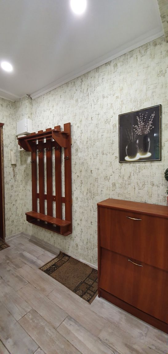 2-кімнатна з хорошим ремонтом метро Дружби Народів 100м.