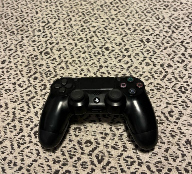 Play station 4 com 2 comandos e 4 jogos.