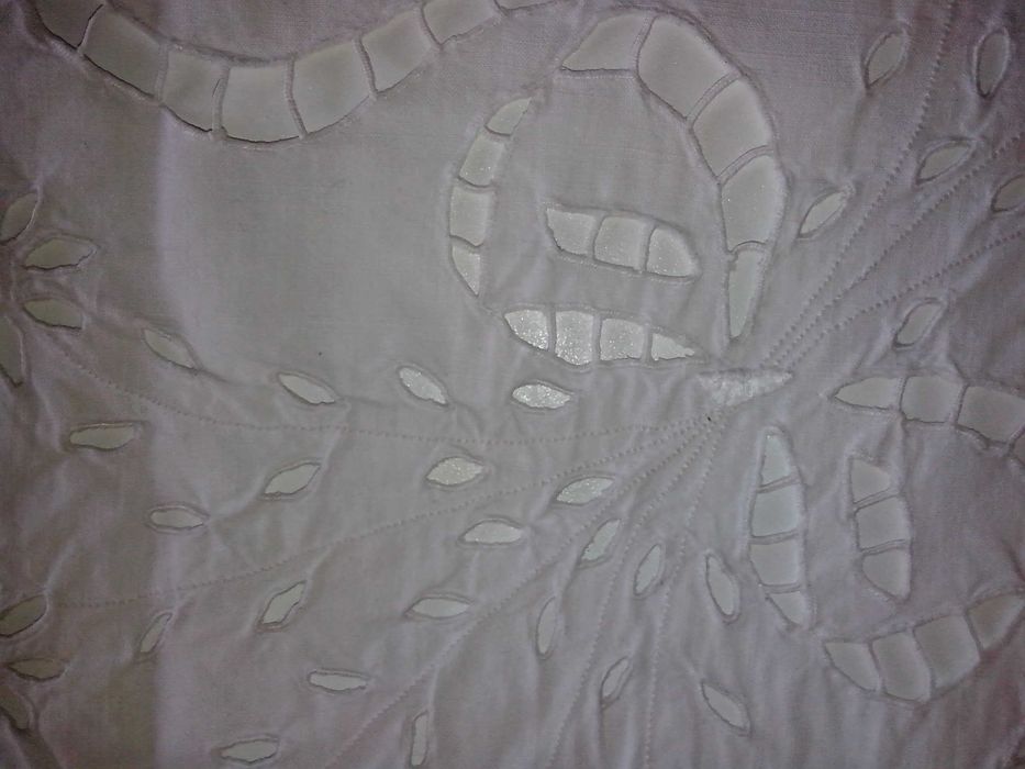 Naperon. Antigo. Dimensão 46 cm X49