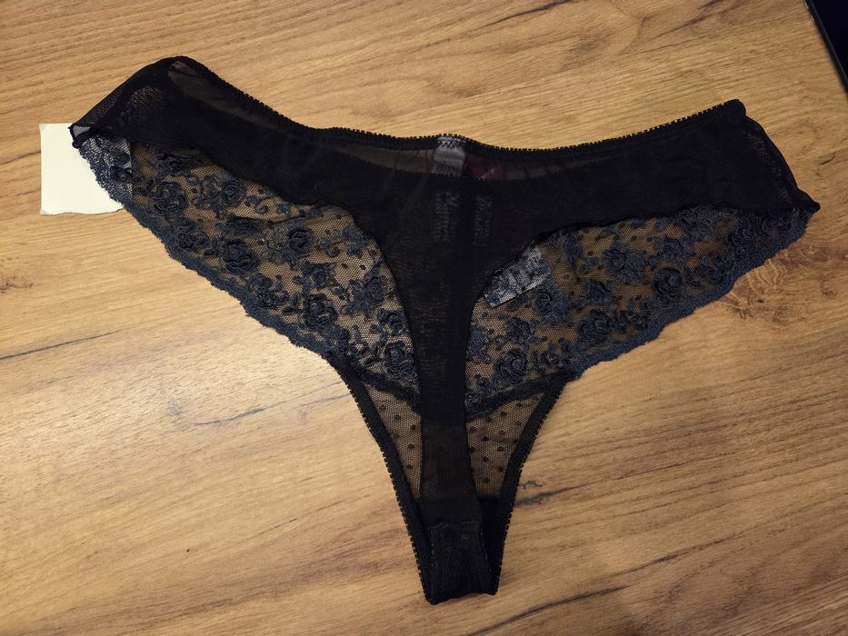 Nowe, ciemne stringi z koronką