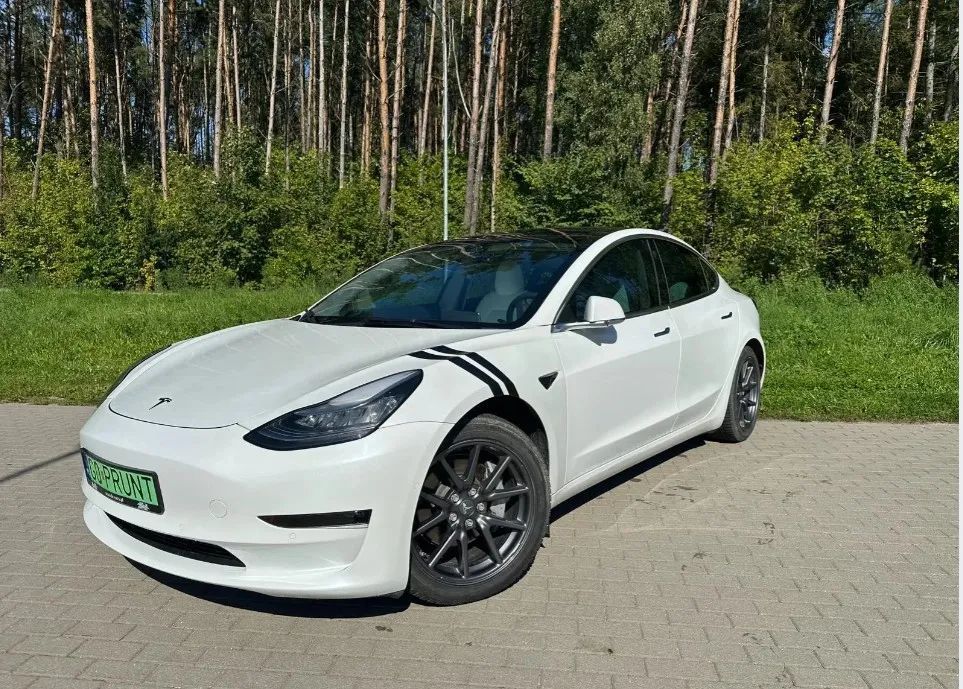 Tesla Model 3 4,4s do 100km/h