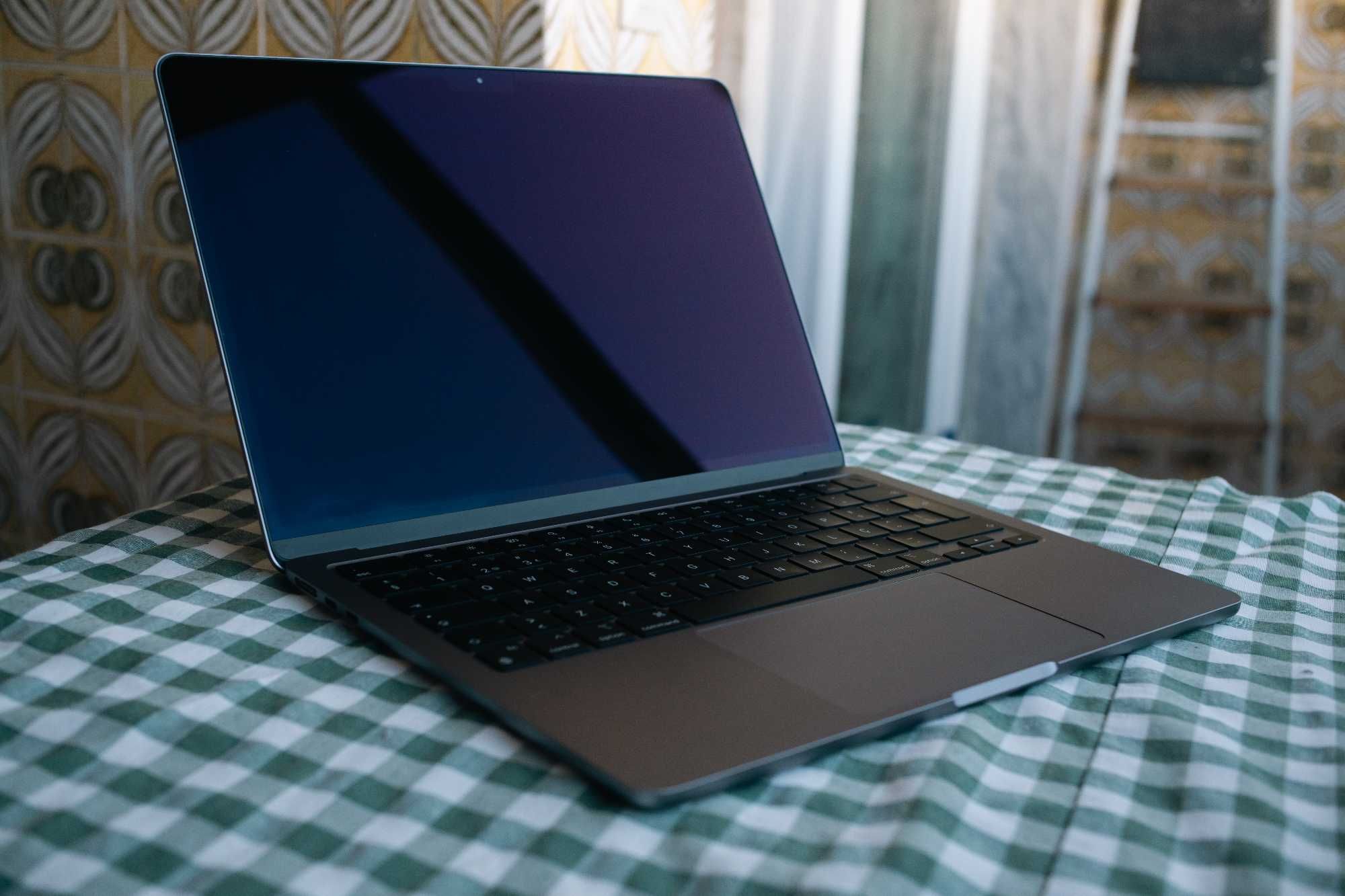 Macbook Air M2 16GB RAM 256 SSD