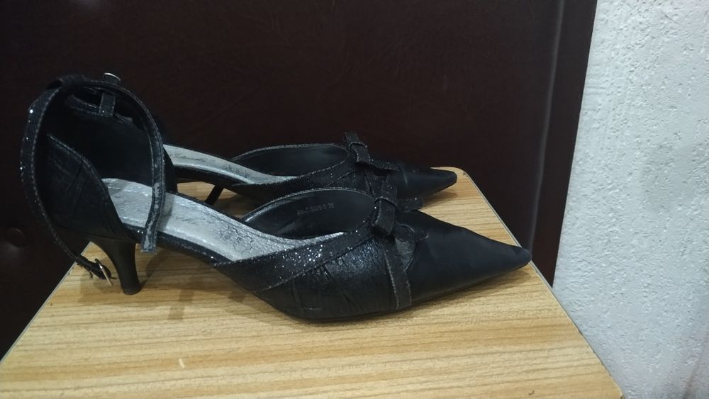 Buty szpilki z brokatem czarne na obcasie zapinane wokół kostki