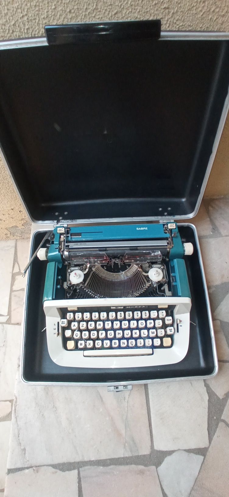 Máquina de escrever antiga em bom estado