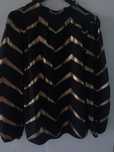 Blusa preta com listras douradas nova M