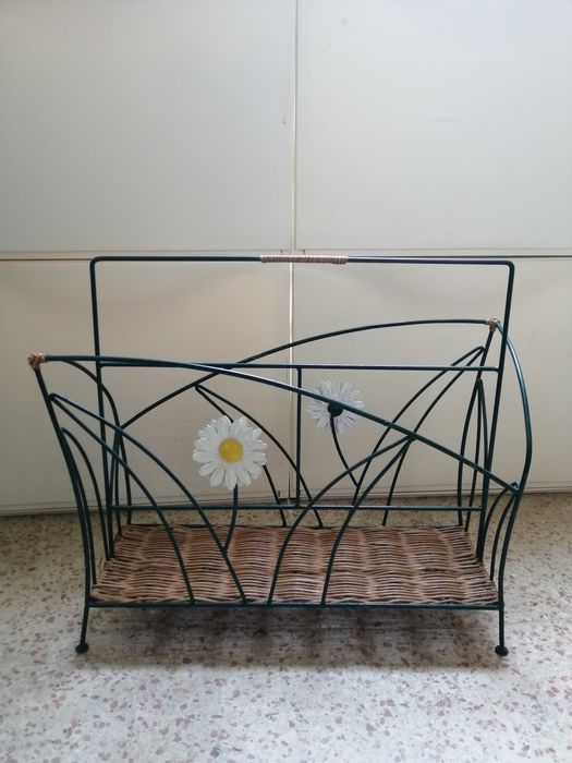 Porta revistas com flor margarida