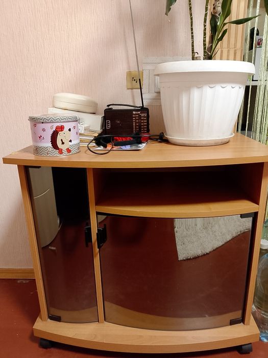 Продам тумбочку під телевізор, в гарному стані