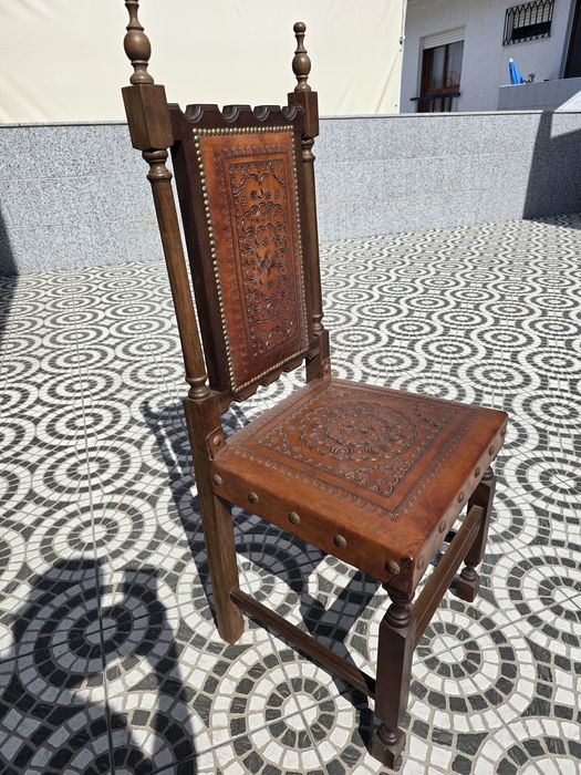 Mesa madeira com 8 cadeiras em couro sem riscos nem mossas